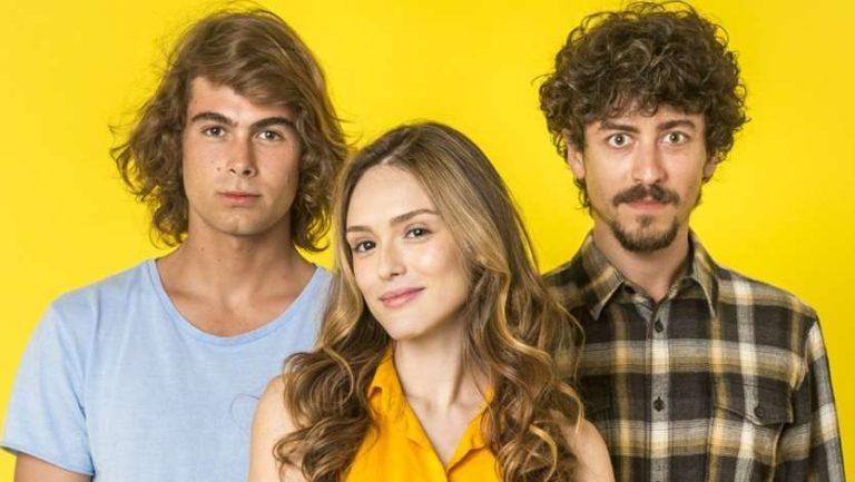 Постер бразильского сериала «Лето 90 х»