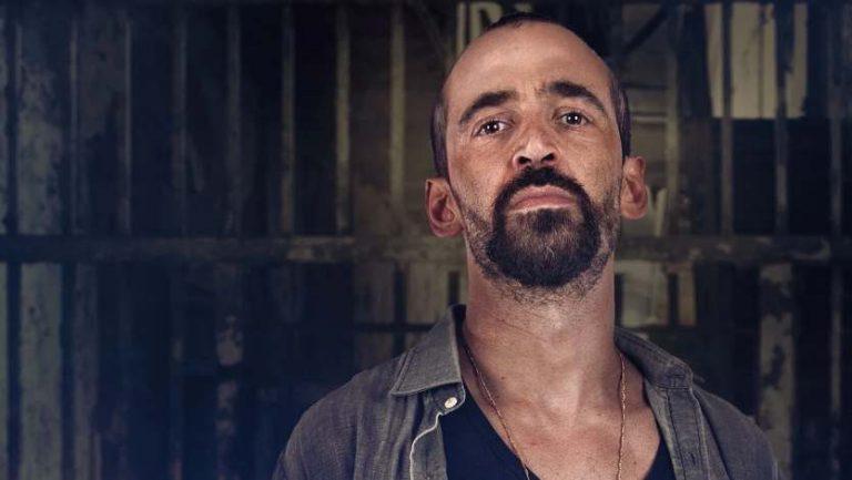 Постер бразильского сериала «Один против всех»